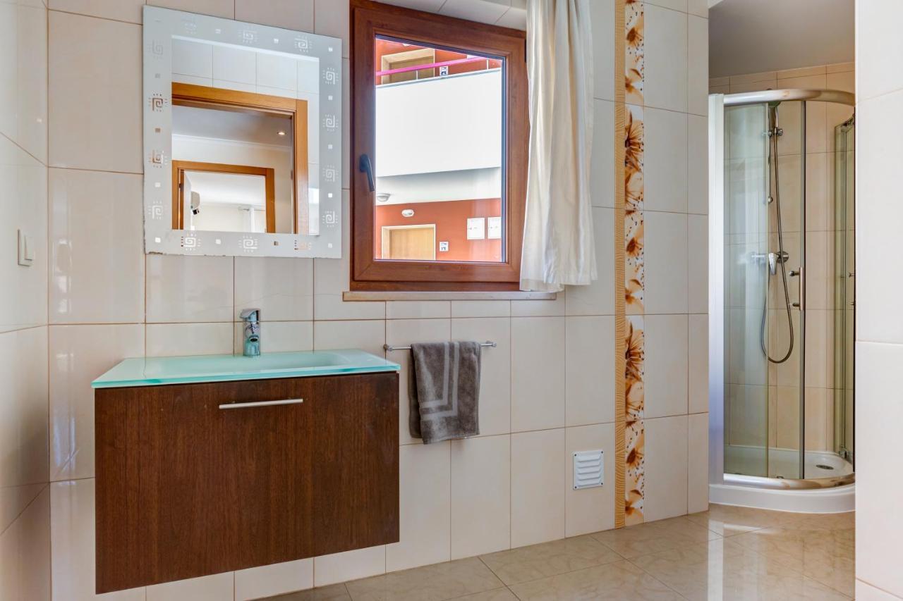 Two Bedroom Apartment With Rooftop Pool In アルヴォル エクステリア 写真