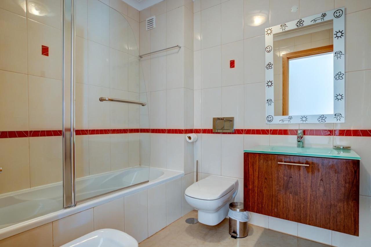 Two Bedroom Apartment With Rooftop Pool In アルヴォル エクステリア 写真